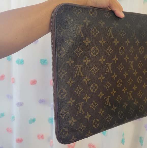 Authentic Louis Vuitton Document/Laptop Holder TH8912 - Picture 8 of 17